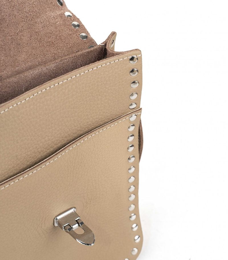 Mini-bandolera-con-tachas-de-cuero-en-beige