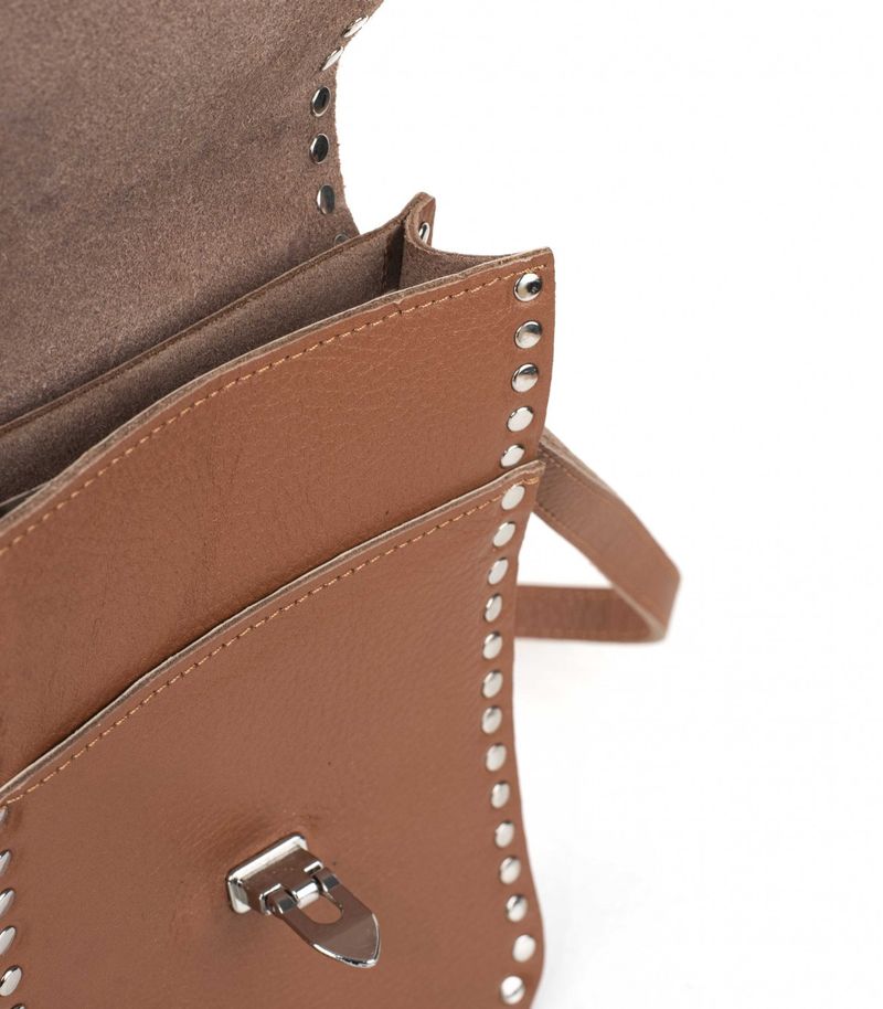Mini-bandolera-con-tachas-de-cuero-en-suela