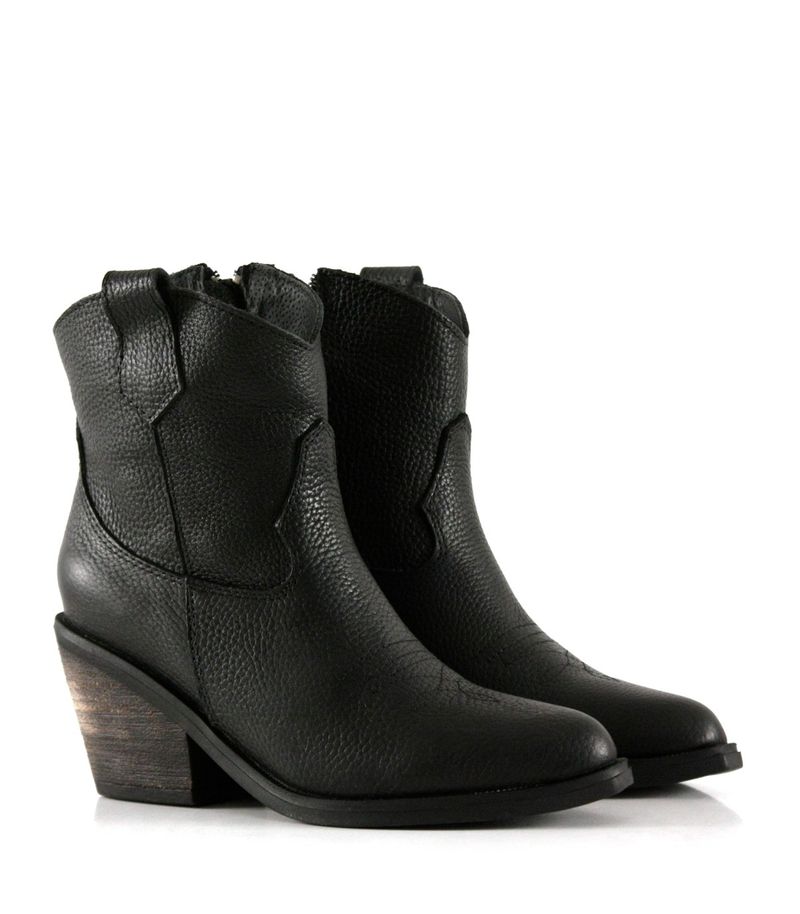 Botas-cortas-texanas-de-cuero-con-recortes-en-negro