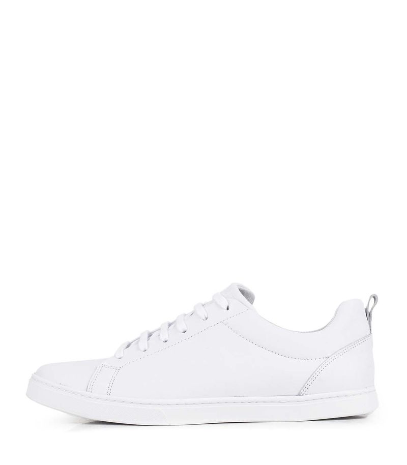 Zapatillas-urbanas-clasicas-de-cuero-en-blanco.jpg