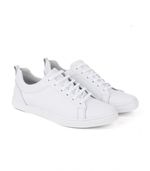 Zapatillas-urbanas-clasicas-de-cuero-en-blanco.jpg