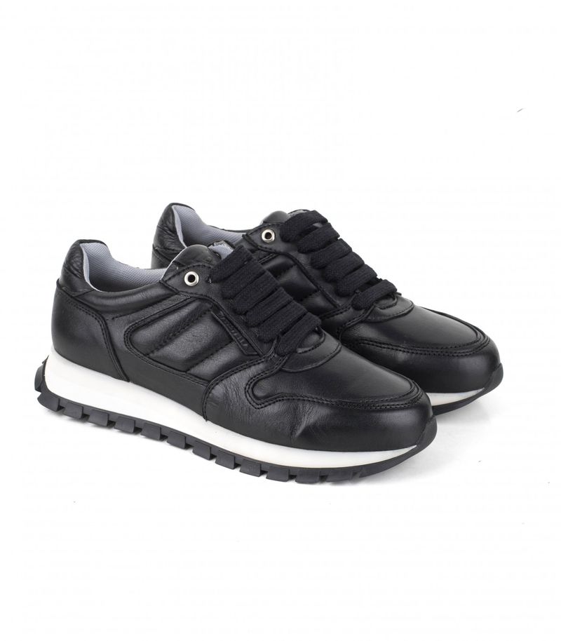 Zapatillas-urbanas-reforzadas-de-cuero-negro