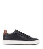 Zapatillas-urbanas-base-blanca-de-cuero-negro