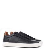 Zapatillas-urbanas-base-blanca-de-cuero-negro