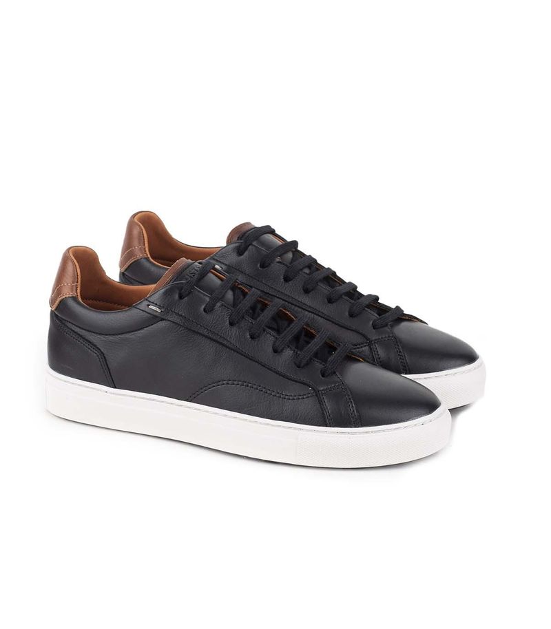 Zapatillas-urbanas-base-blanca-de-cuero-negro