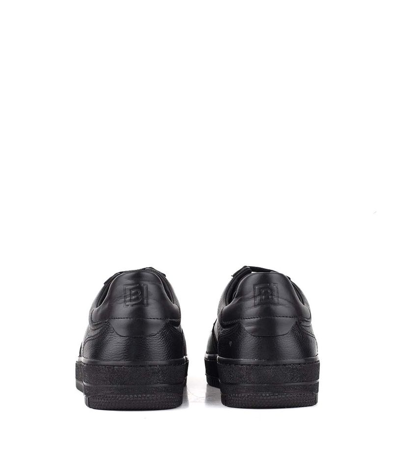 Zapatillas-urbanas-con-recortes-en-cuero-negro