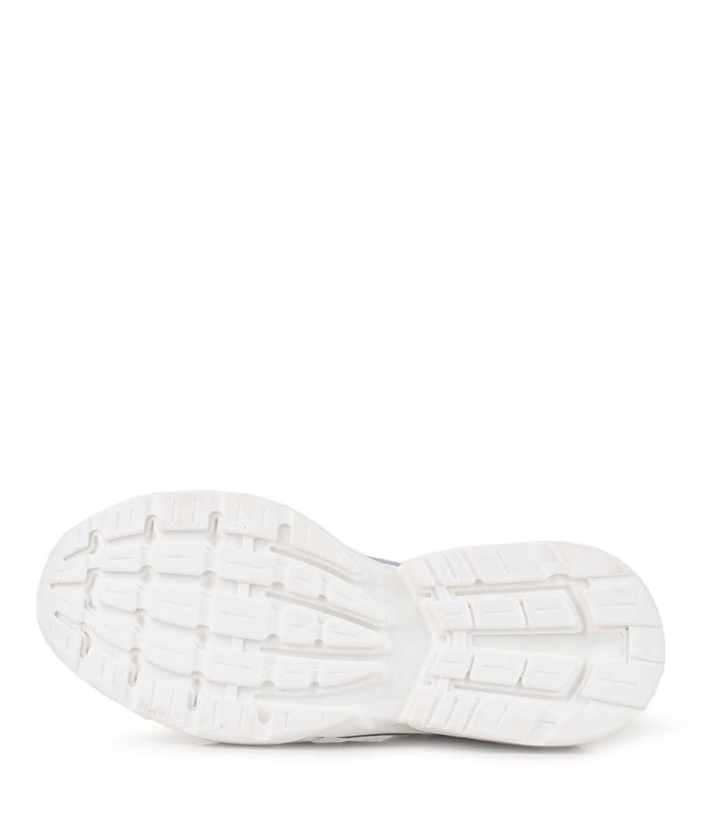 Zapatillas-estilo-deportivo-de-cuero-en-blanco