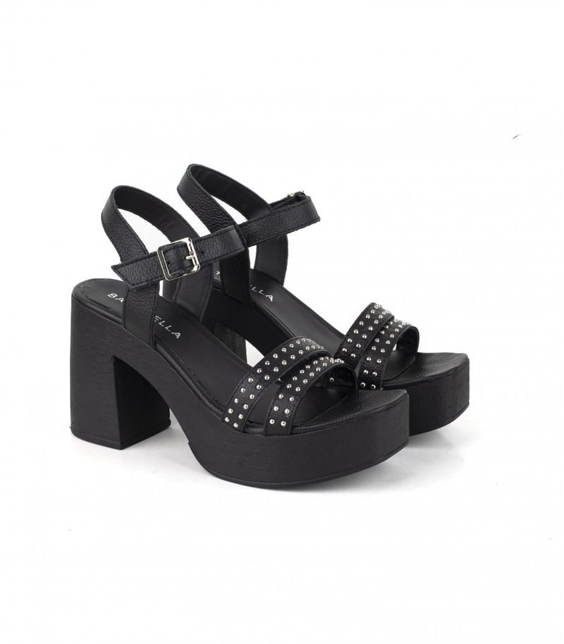 Sandalias-altas-de-cuero-negro-con-tachas