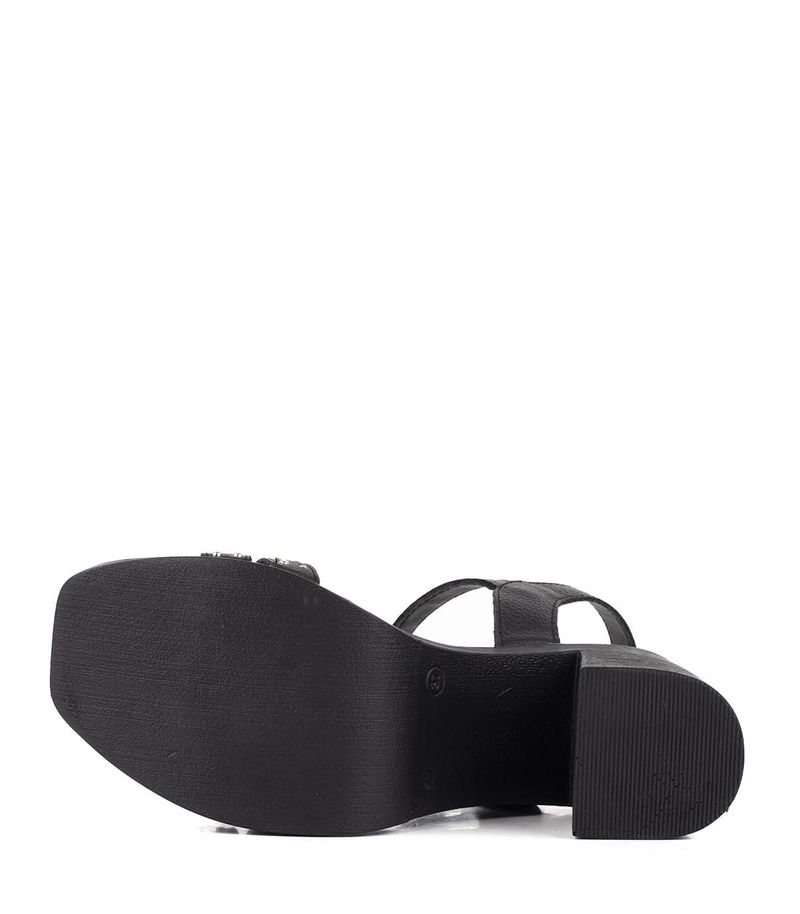 Sandalias-altas-de-cuero-negro-con-tachas