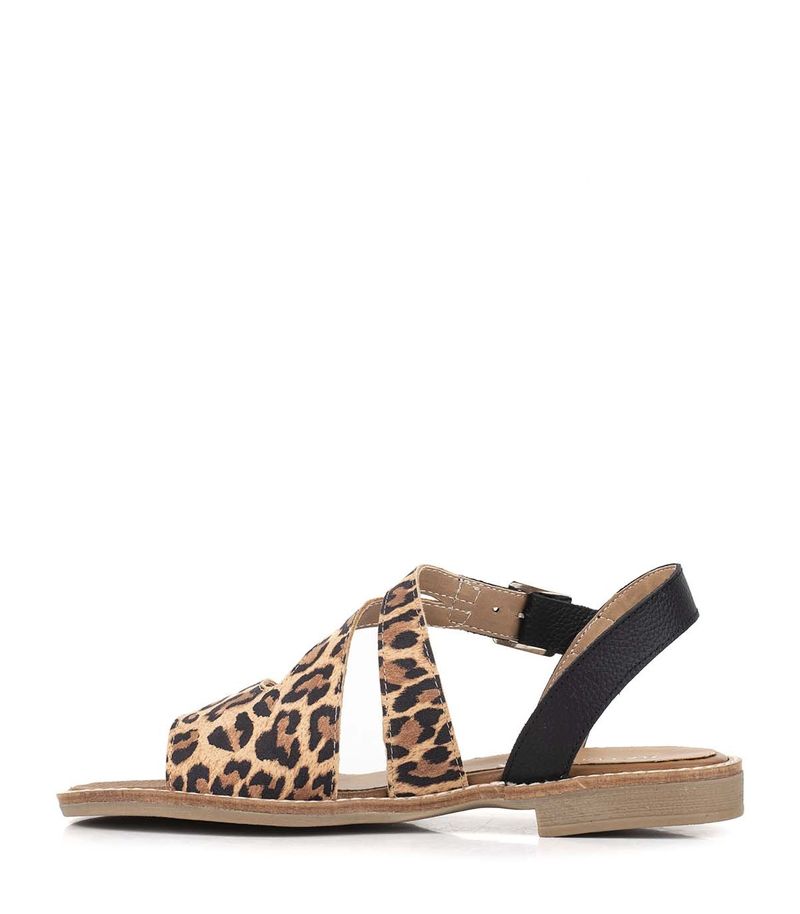 Sandalias-bajas-de-cintas-en-animal-print