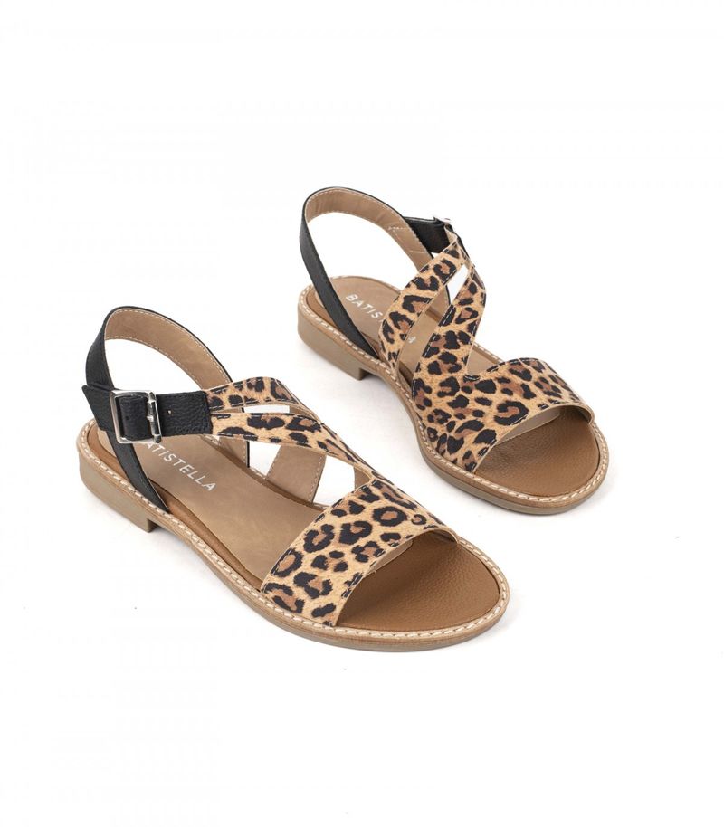 Sandalias-bajas-de-cintas-en-animal-print