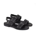 Sandalias-bajas-de-cuero-negro-con-tachas