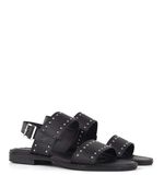 Sandalias-bajas-de-cuero-negro-con-tachas