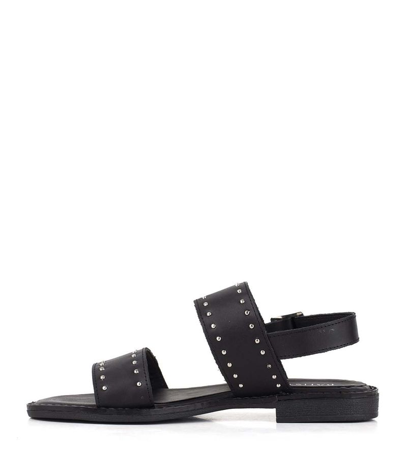 Sandalias-bajas-de-cuero-negro-con-tachas