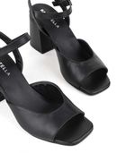 Sandalias-de-corte-en-cuero-negro