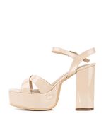 Sandalias-con-cintas-de-charol-en-nude