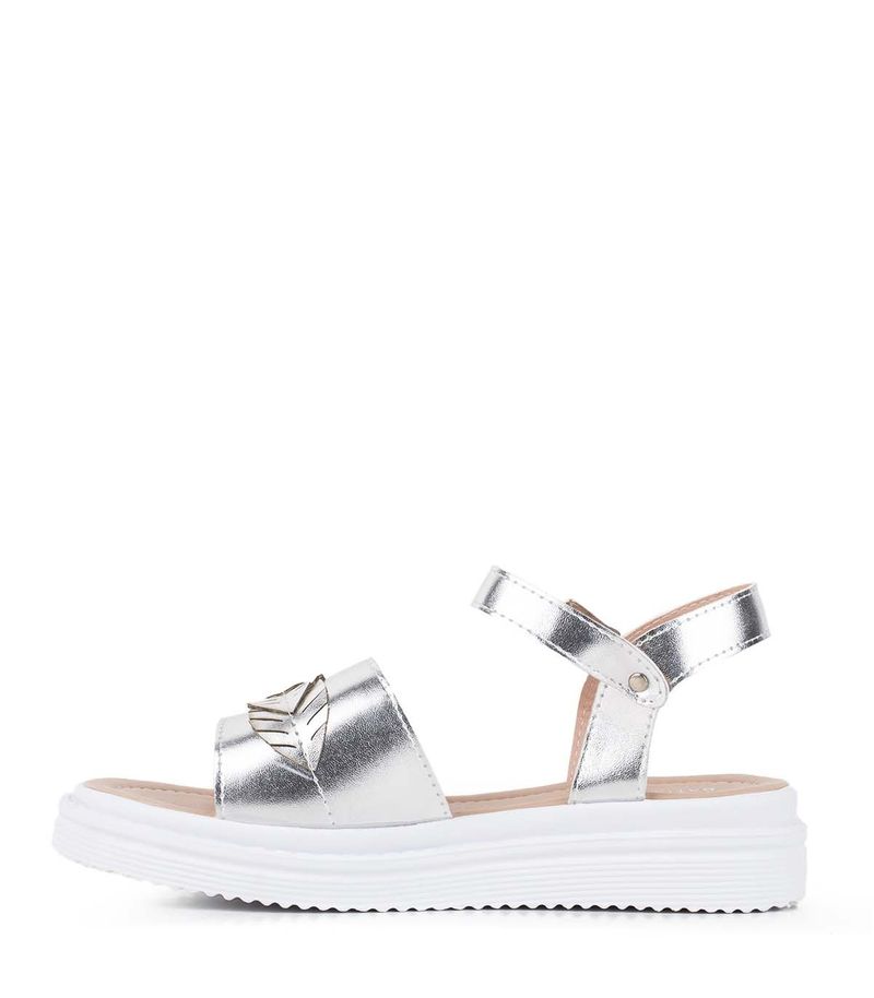 Sandalias-con-apliques-de-simil-en-plata