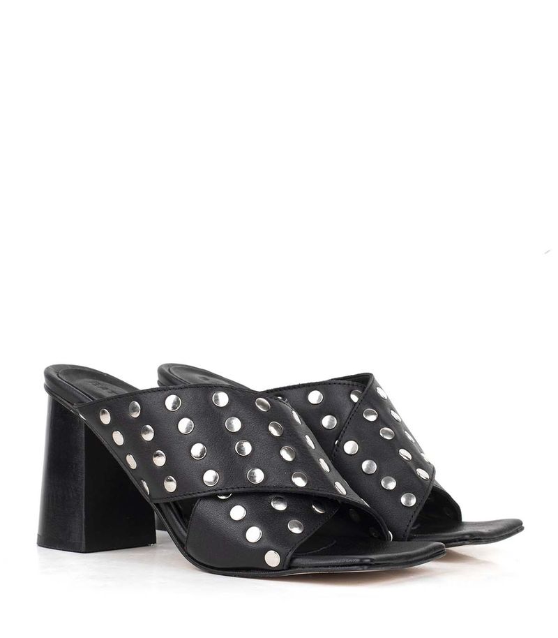 Sandalias-con-tachas-de-cuero-negro.jpg