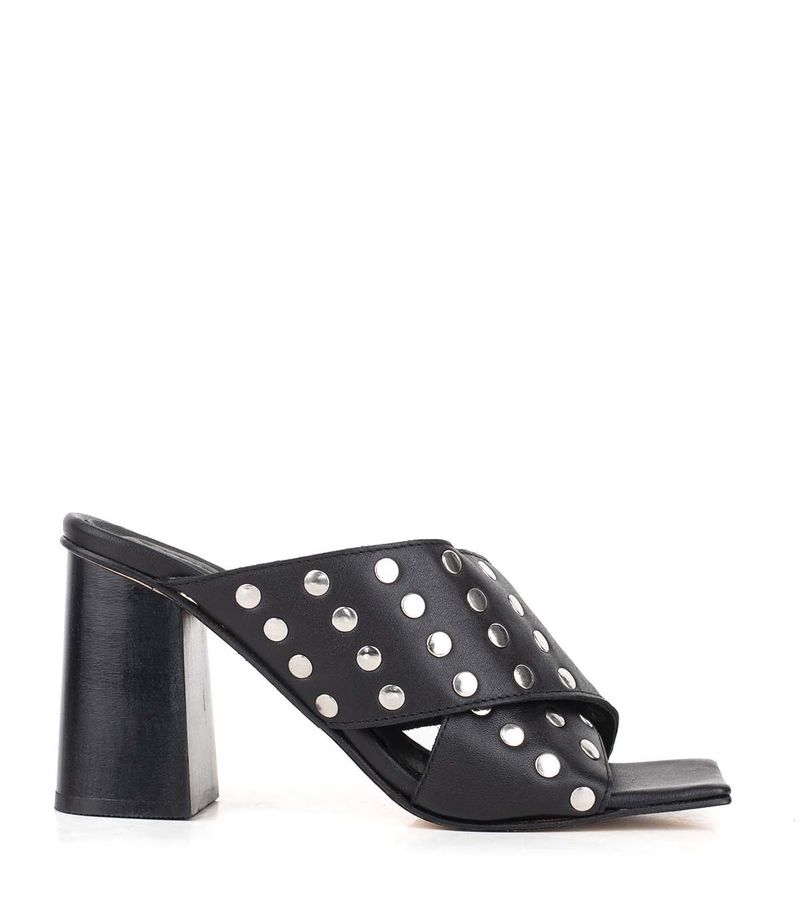 Sandalias-con-tachas-de-cuero-negro.jpg