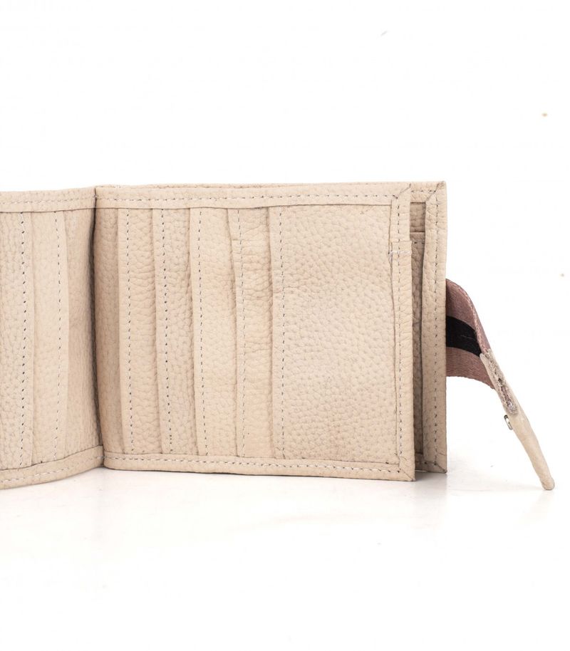 Billetera-unisex-de-cuero-en-beige.jpg