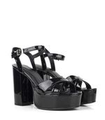 Sandalias-con-cintas-de-charol-en-negro