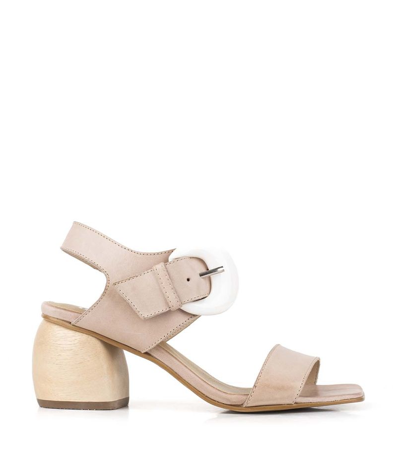 Sandalias-taco-medio-con-accesorios-de-cuero-en-nude