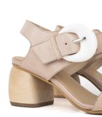 Sandalias-taco-medio-con-accesorios-de-cuero-en-nude