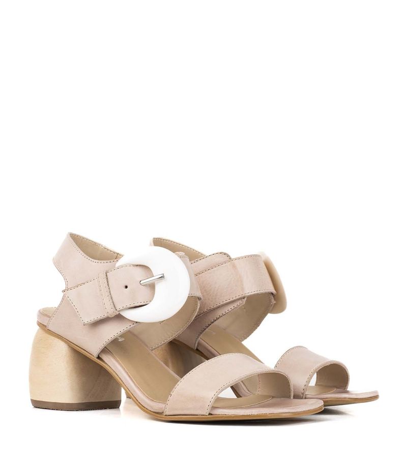 Sandalias-taco-medio-con-accesorios-de-cuero-en-nude