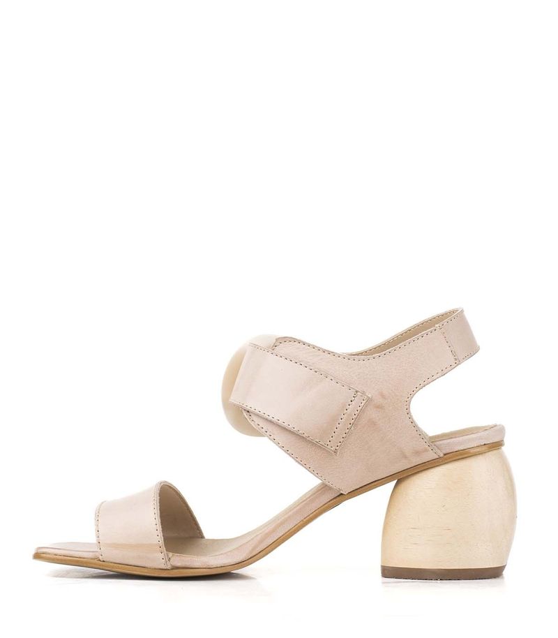 Sandalias-taco-medio-con-accesorios-de-cuero-en-nude