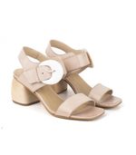 Sandalias-taco-medio-con-accesorios-de-cuero-en-nude