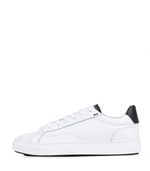 Zapatillas-urbanas-clasicas-de-cuero-en-blanco.jpg