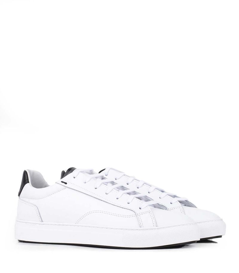 Zapatillas-urbanas-clasicas-de-cuero-en-blanco.jpg