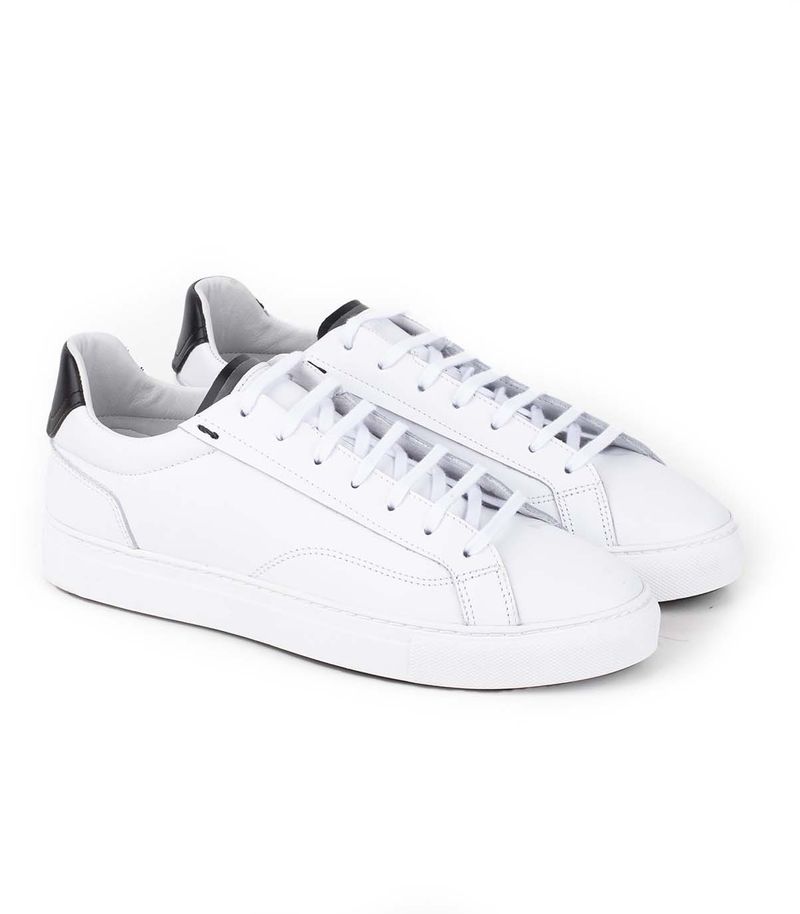 Zapatillas-urbanas-clasicas-de-cuero-en-blanco.jpg