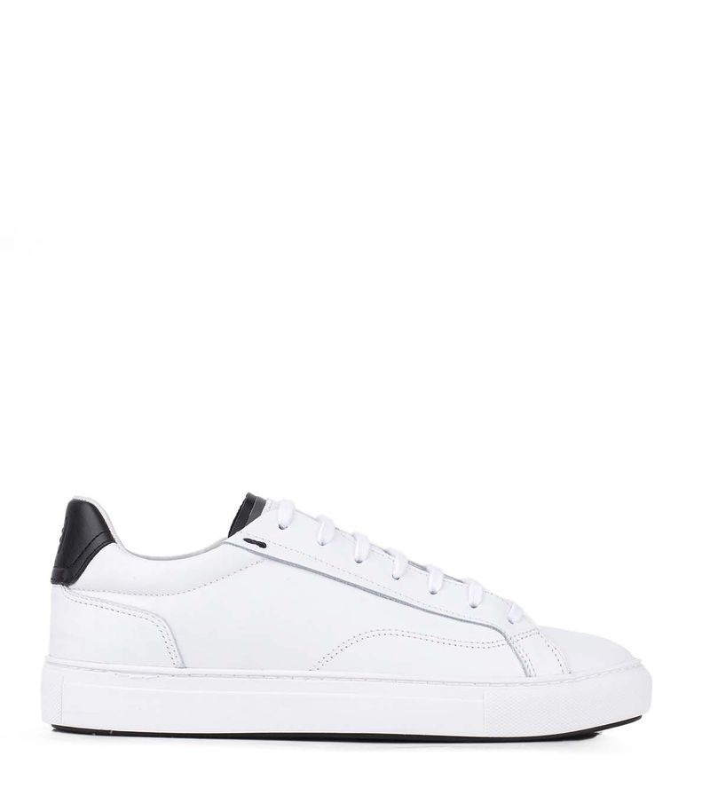 Zapatillas-urbanas-clasicas-de-cuero-en-blanco.jpg