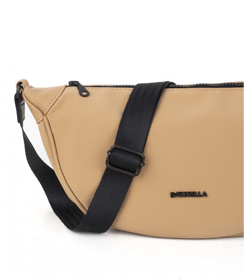 Bolso-media-luna-de-tela-en-beige.jpg