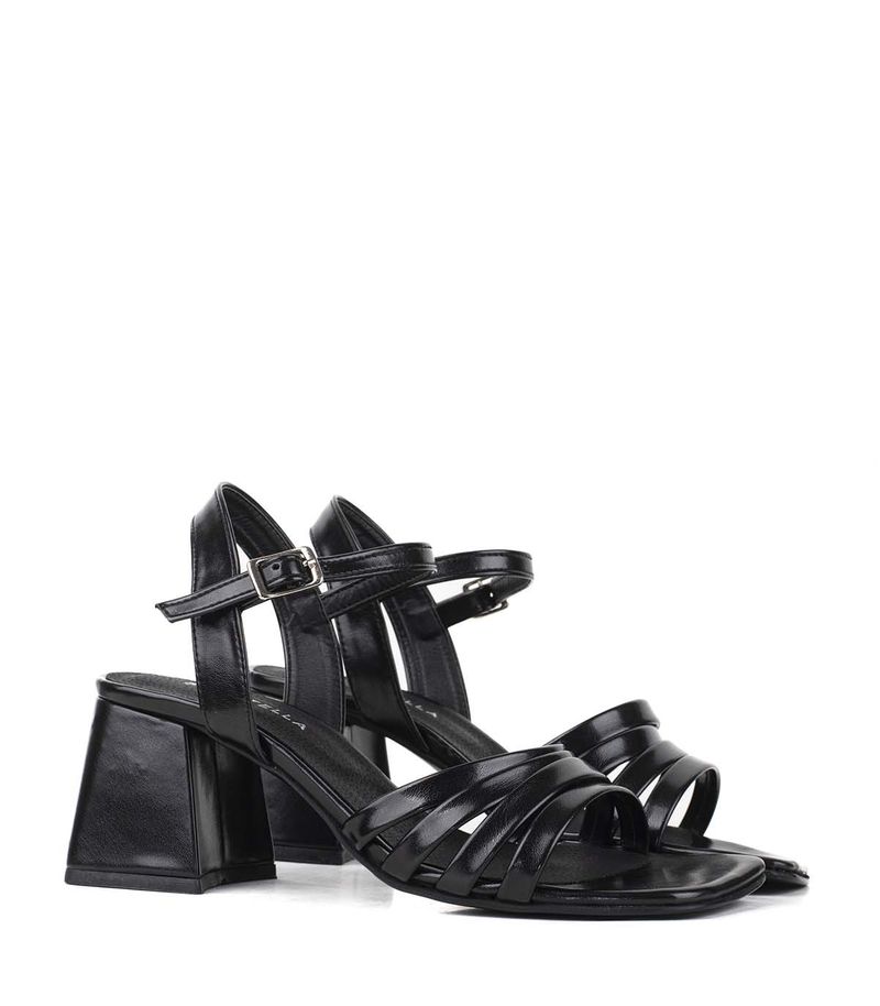 Sandalias-con-cintas-de-cuero-en-negro