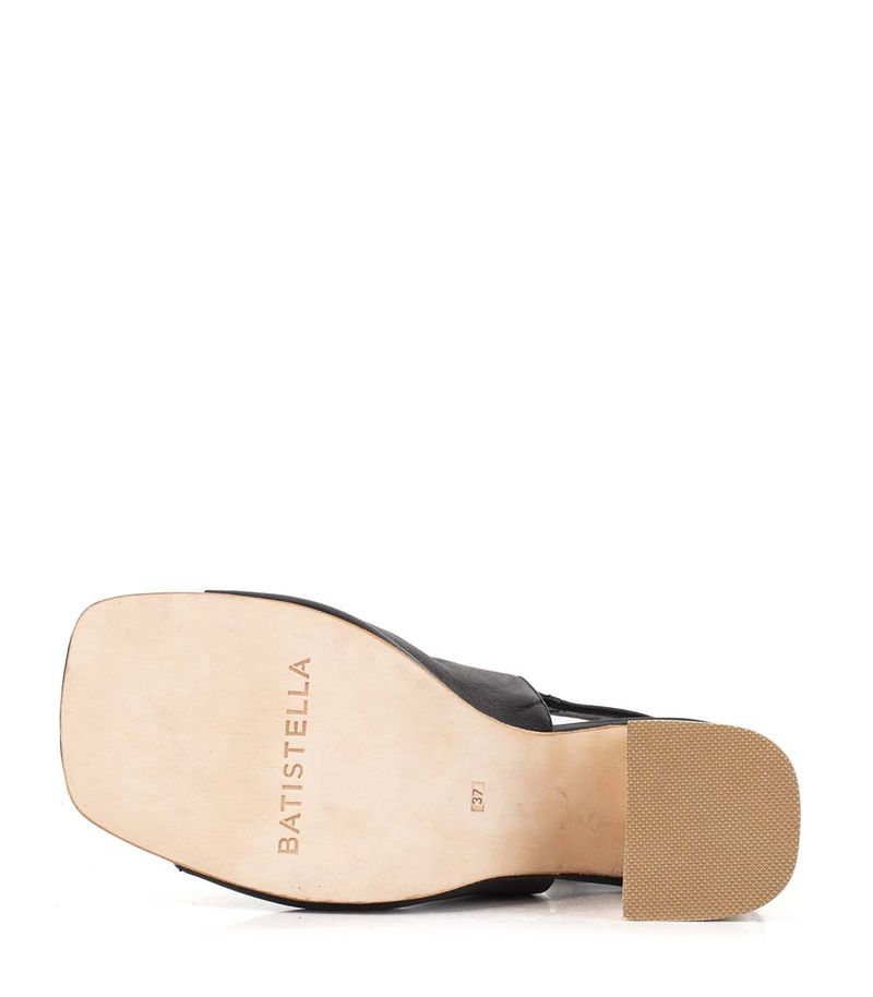 Sandalias-de-cuero-en-negro