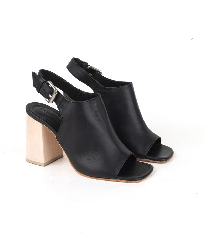 Sandalias-de-cuero-en-negro