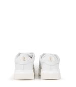 Zapatillas-urbanas-de-cuero-en-blanco