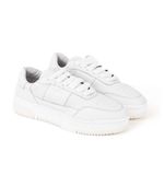 Zapatillas-urbanas-de-cuero-en-blanco