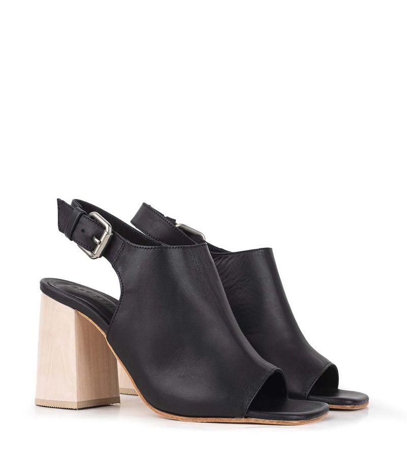 Sandalias-de-cuero-en-negro