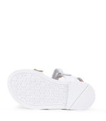 Sandalias-con-corazon-de-cuero-en-blanco