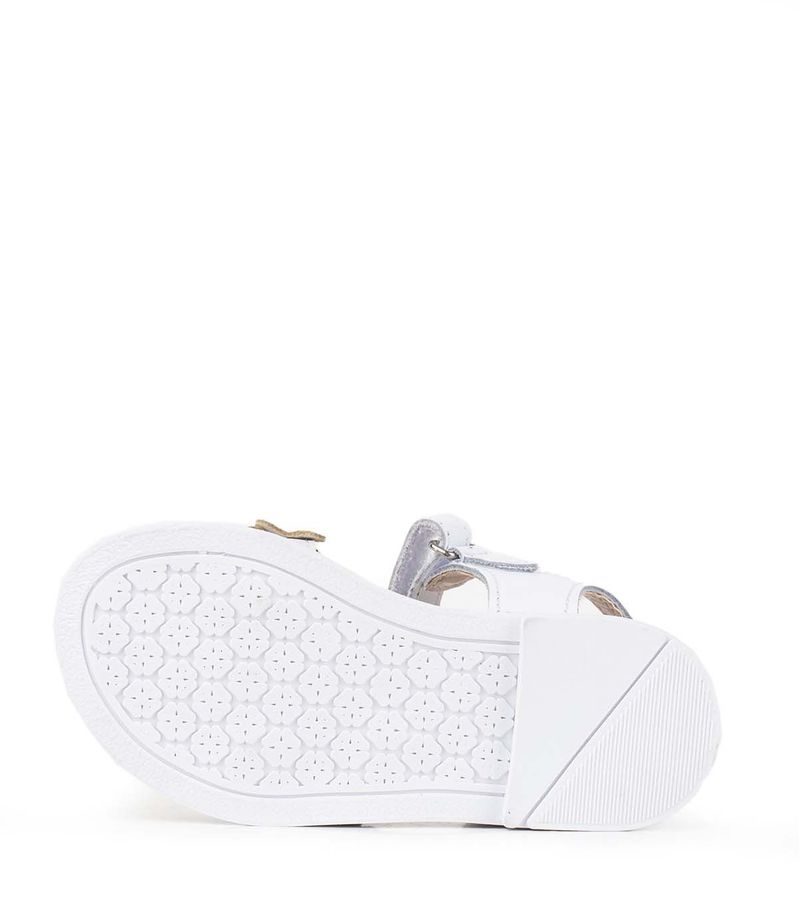 Sandalias-con-corazon-de-cuero-en-blanco