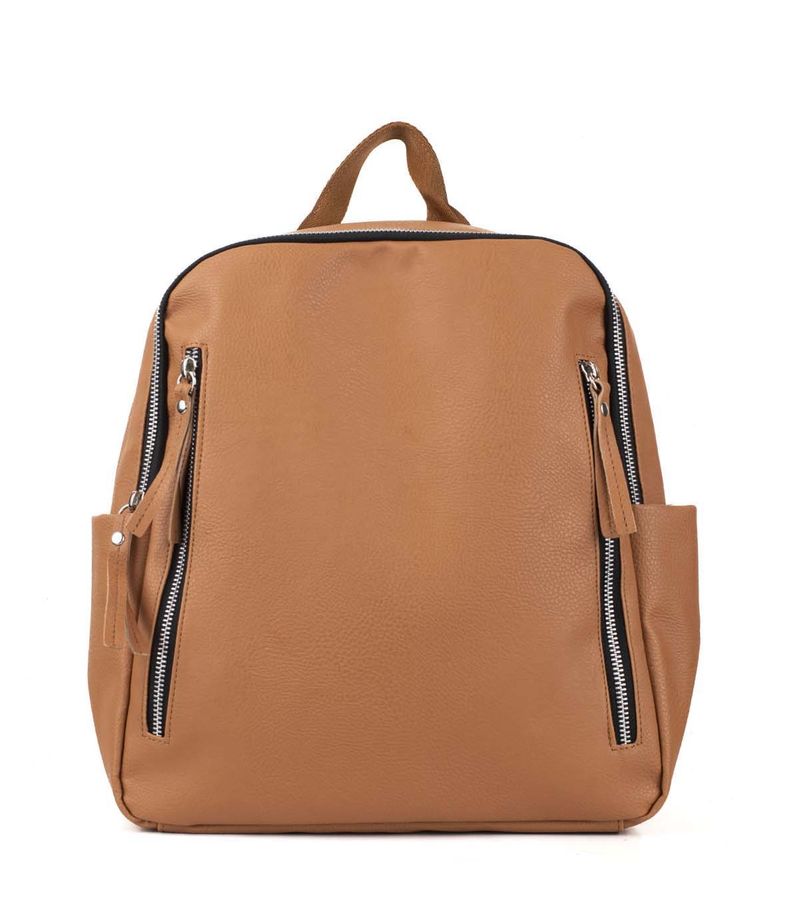Mochila-de-simil-cuero-en-suela
