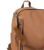 Mochila-de-simil-cuero-en-suela