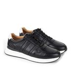 Zapatillas-urbanas-con-recortes-en-cuero-negro