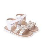 Sandalias-con-corazon-de-cuero-en-blanco