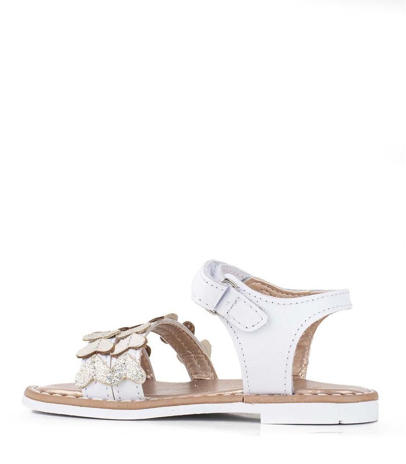 Sandalias-con-corazon-de-cuero-en-blanco