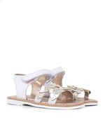 Sandalias-con-corazon-de-cuero-en-blanco