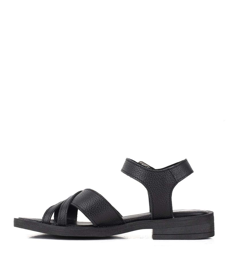 Sandalias-de-cintas-cruzadas-en-cuero-negro